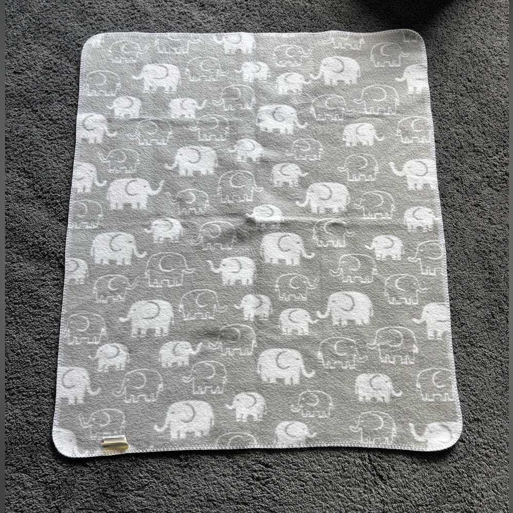 🐘Pottery Barn Kids Taylor White and Gray Reversible Baby Blanket🐘